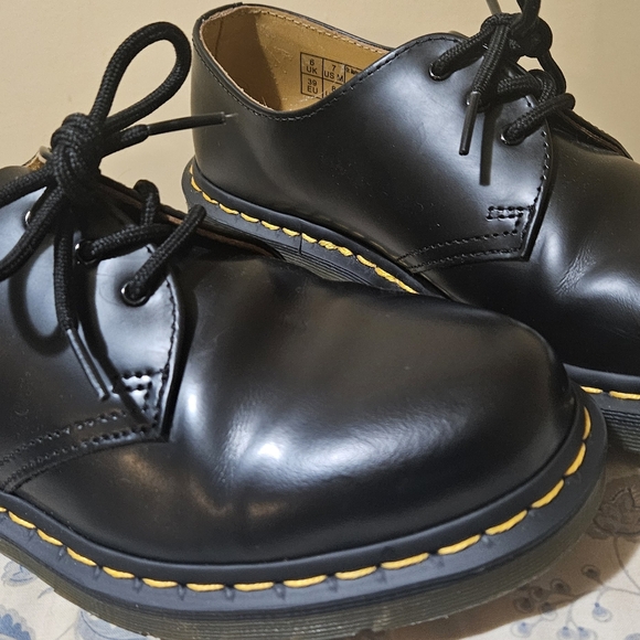 Dr Martens shoes black. M7/W8 Excellent condition. Worn in the house a few times - Picture 8 of 8